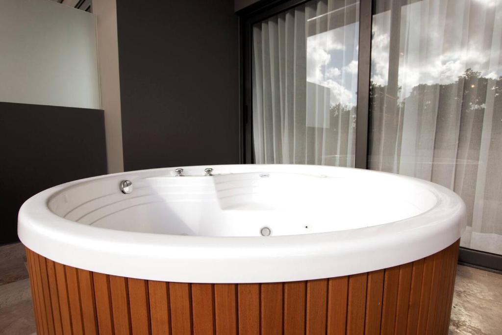 2022 Modern Condo Steps to the Ocean w/ Hot Tub