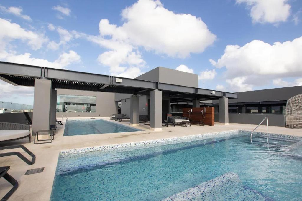 2022 Modern Condo Steps to the Ocean w/ Hot Tub