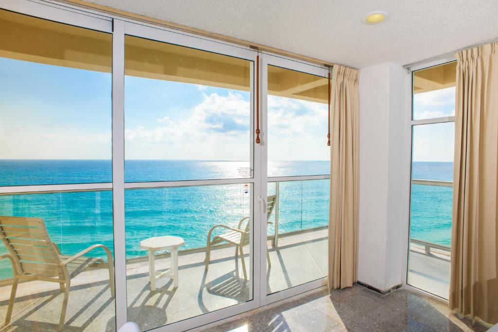 Amazing OceanViews Beachfrt Condo Walk to Eat, Drink, Play Amazing OceanViews Beachfrt Condo Walk to Eat, Drink, Play