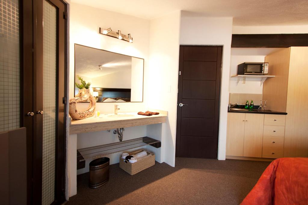 Aztic Hotel and Executive Suites