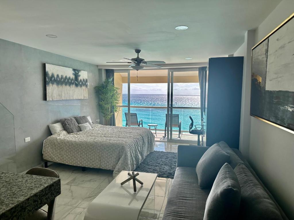 Beachfront Penthouse (best location, 3 beds, 2 balconies)