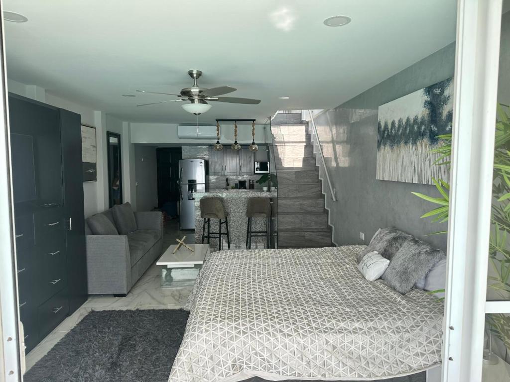 Beachfront Penthouse (best location, 3 beds, 2 balconies)