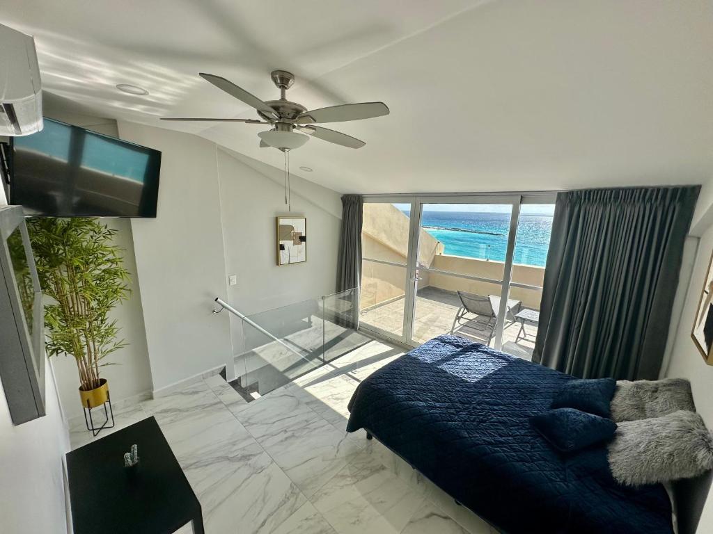 Beachfront Penthouse (best location, 3 beds, 2 balconies)