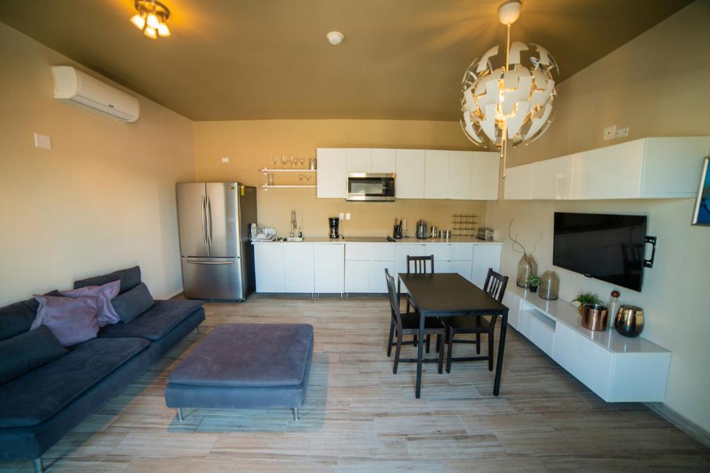 California Comfort & Suites