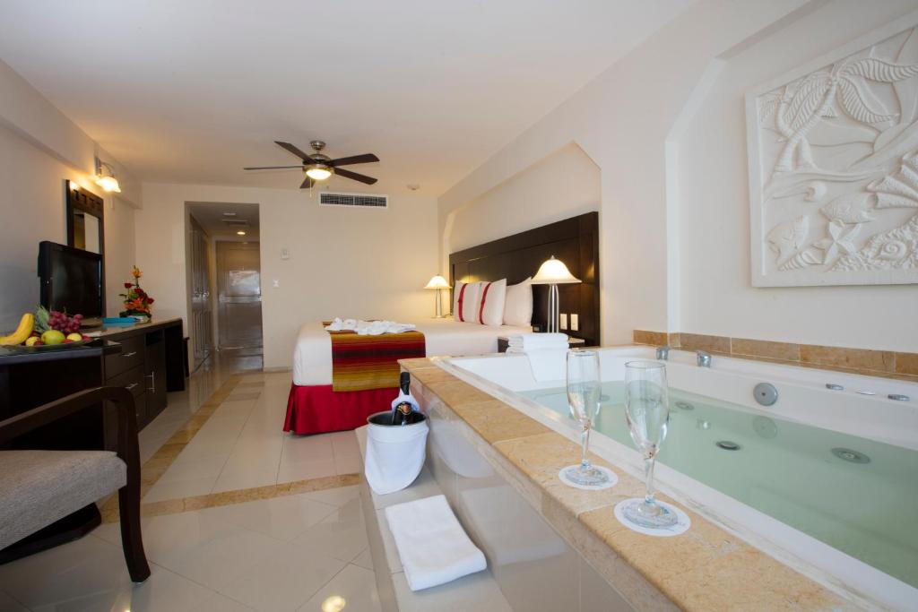Crown Paradise Club Cancun – All Inclusive Crown Paradise Club Cancun - All Inclusive