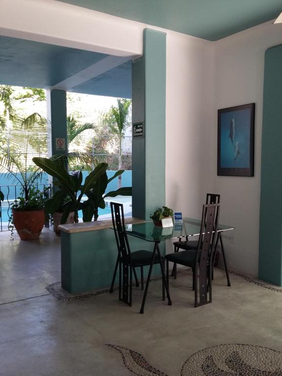Delphinus Inn