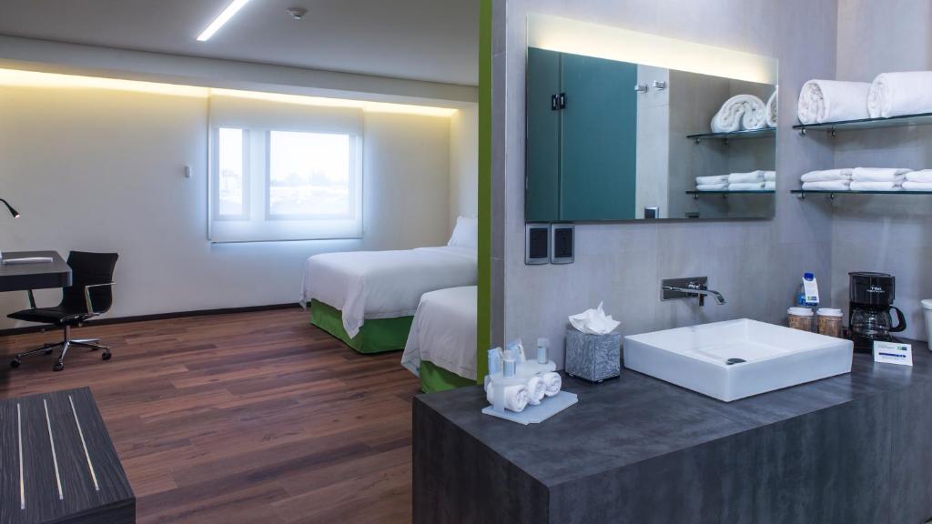 Holiday Inn Express Mexico Aeropuerto, an IHG Hotel