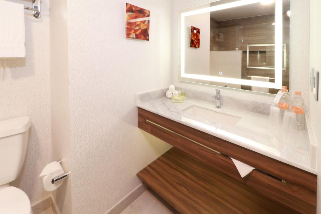 Holiday Inn & Suites – Monterrey Apodaca Zona Airport, an IHG Hotel Holiday Inn & Suites - Monterrey Apodaca Zona Airport, an IHG Hotel
