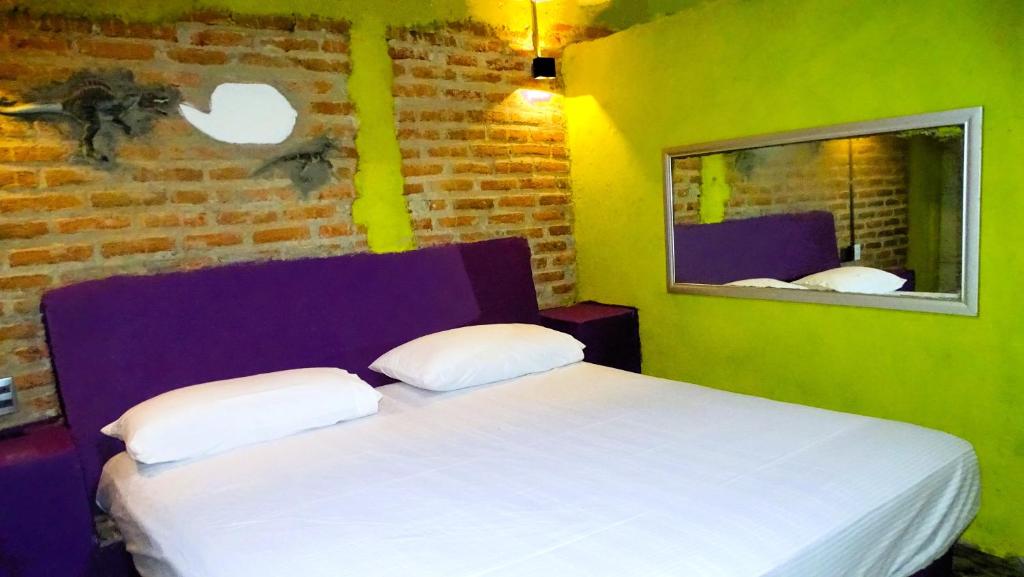 HOTEL PEACE AND LOVE