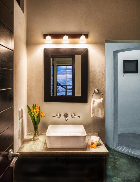 Manta Raya Hotel – right on the beach Manta Raya Hotel - right on the beach