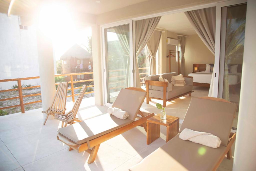 Noah Beach Hotel & Suites