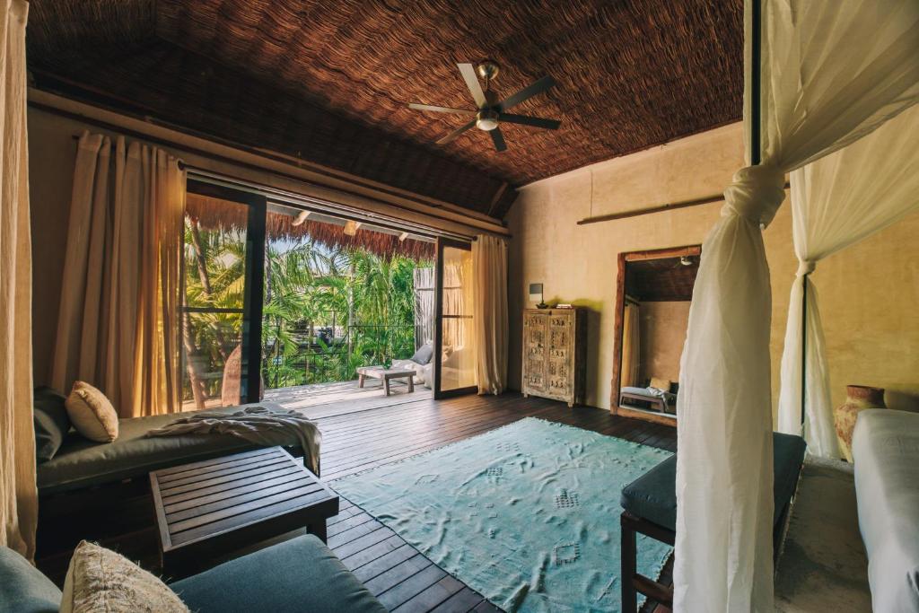 Radhoo Tulum