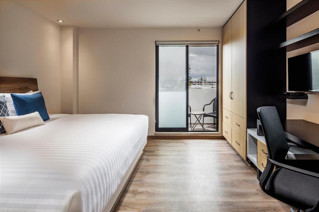 ROOM Hotel & Suites