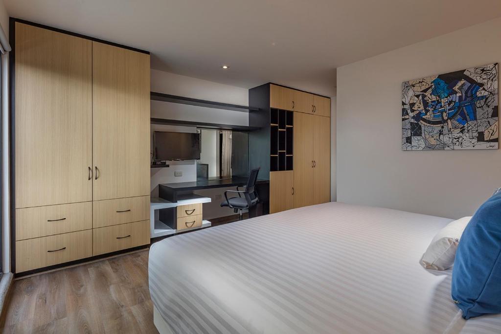 ROOM Hotel & Suites