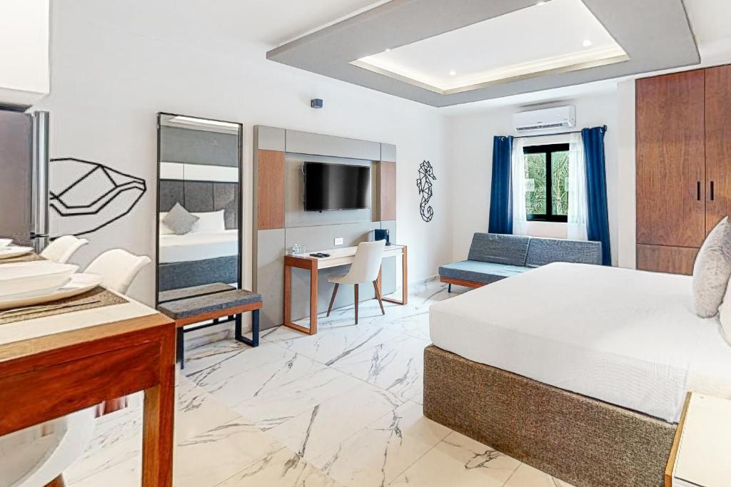 Seven Boutique Unit #36
