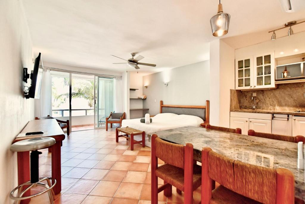 Solymar Condo Beach Resort by Casago