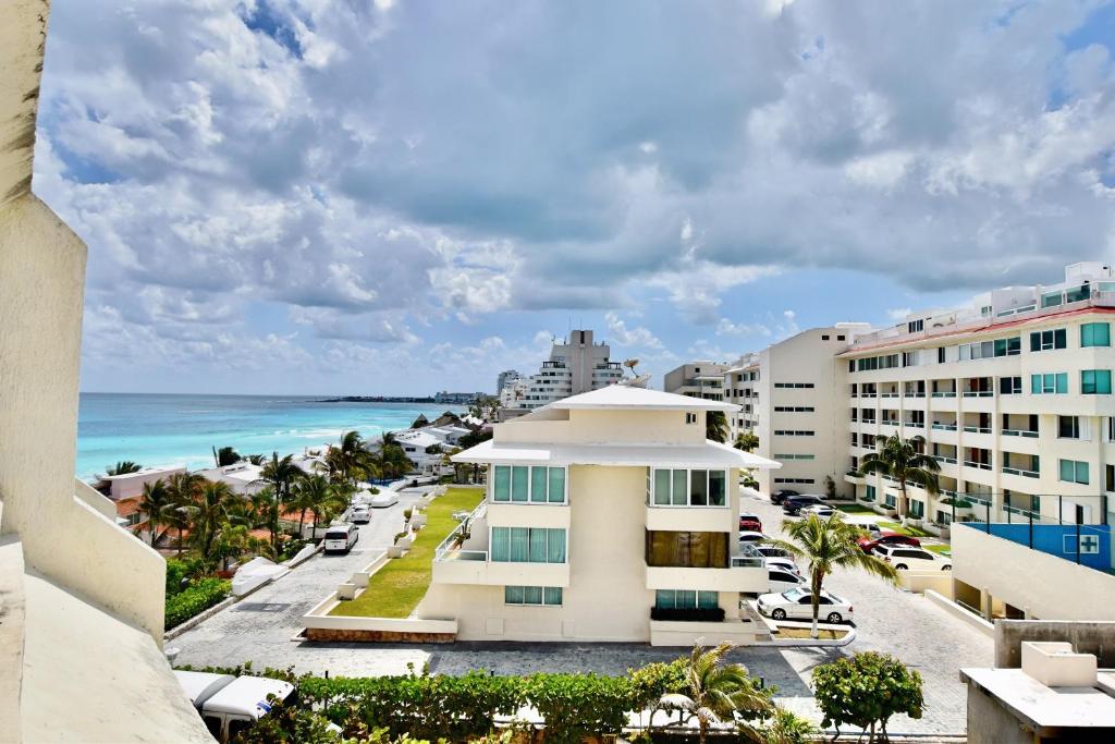 Solymar Condo Beach Resort by Casago