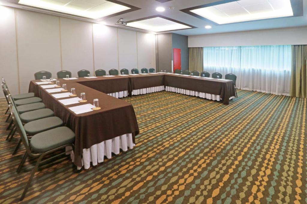 Wyndham Garden Guadalajara Acueducto Wyndham Garden Guadalajara Acueducto